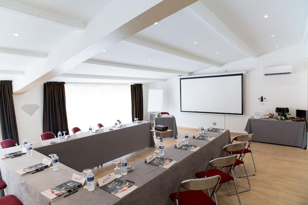 Ariane Hotel 3*